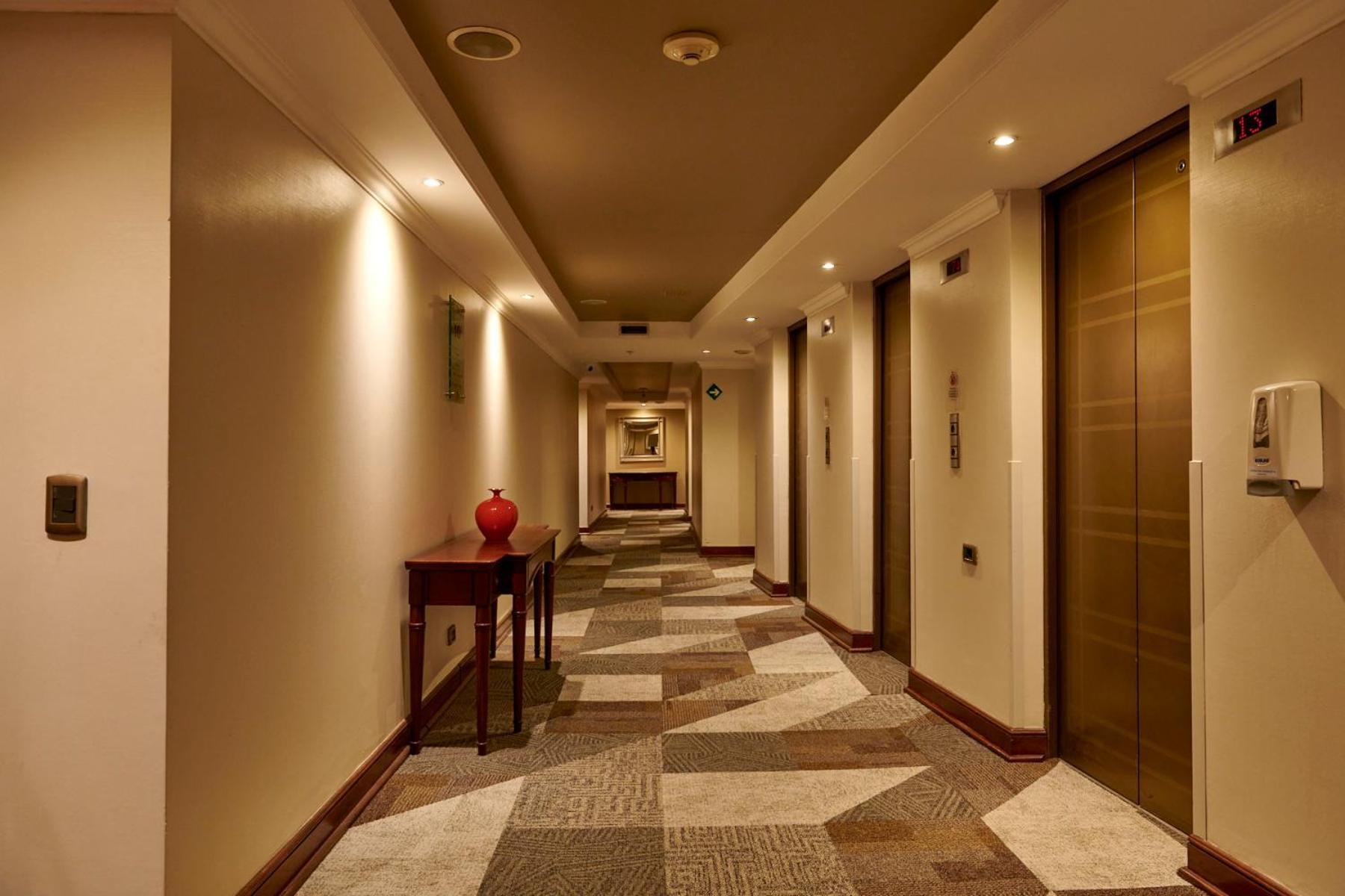 Hotel Plaza El Bosque Ebro Santiago de Chile Exteriér fotografie A corridor at the Hilton London Heathrow