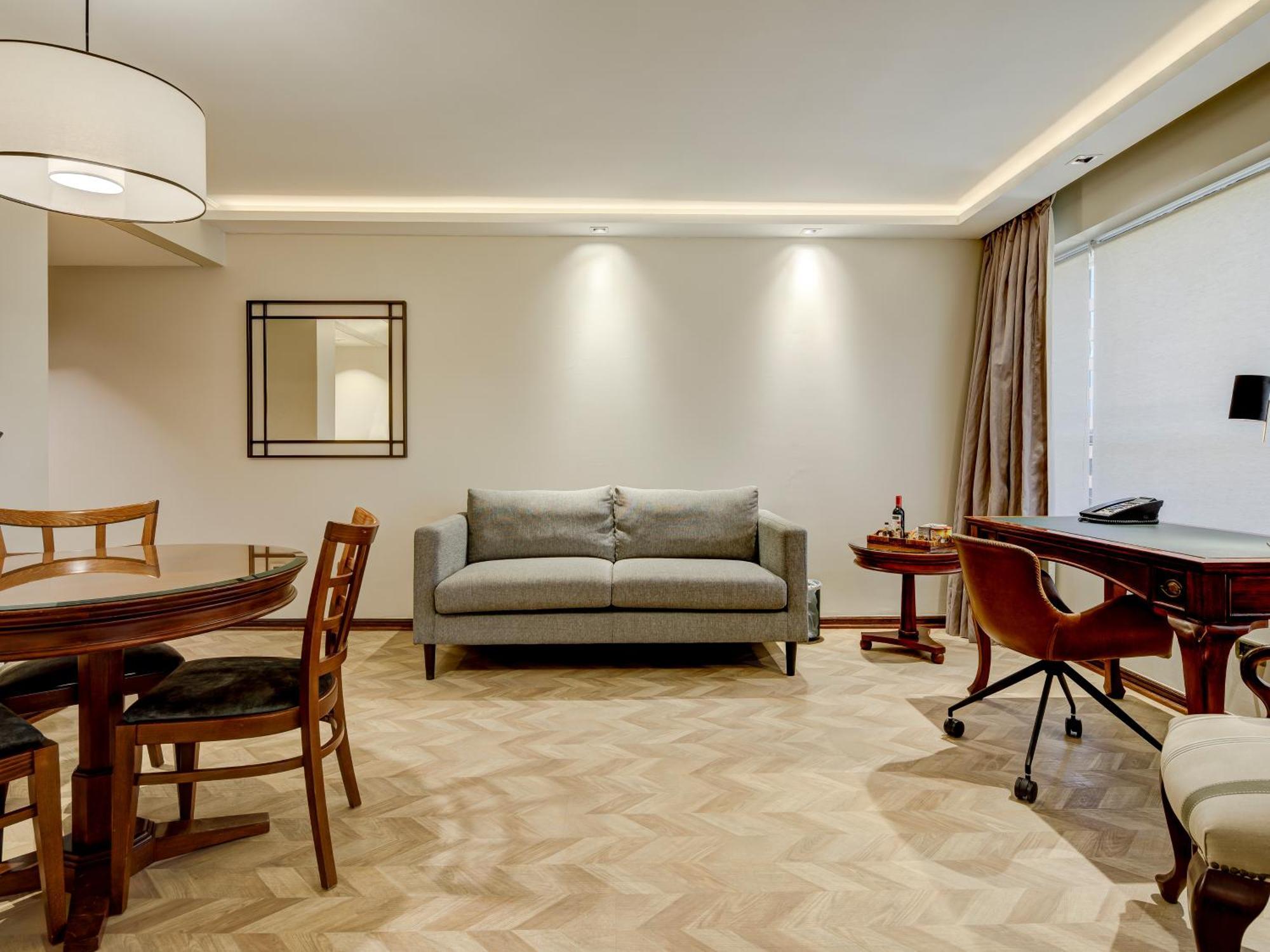 Hotel Plaza El Bosque Ebro Santiago de Chile Exteriér fotografie A living room with a parquet floor